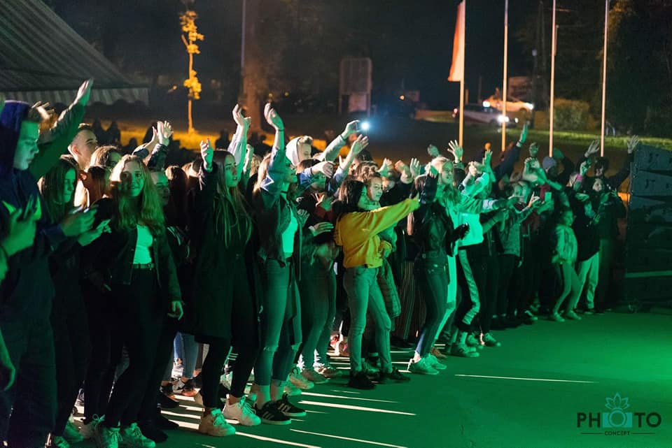 III Jaworzański Festiwal Młodzieżowy, widok na tańczącą młodzież 
